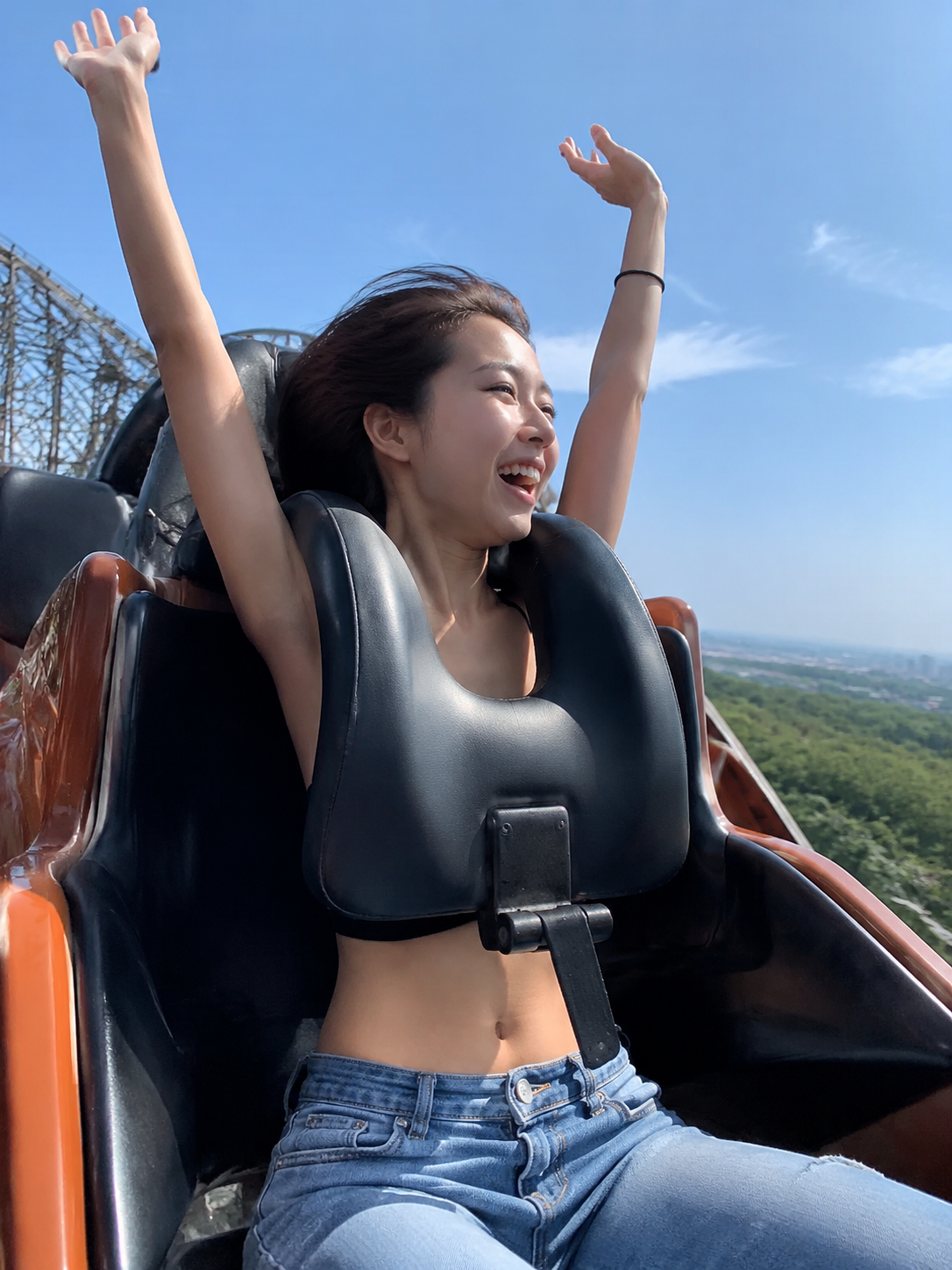 3:4縦長、デコルテ、臍、ジェットコースターに乗っている、両手を上げて楽しそうな