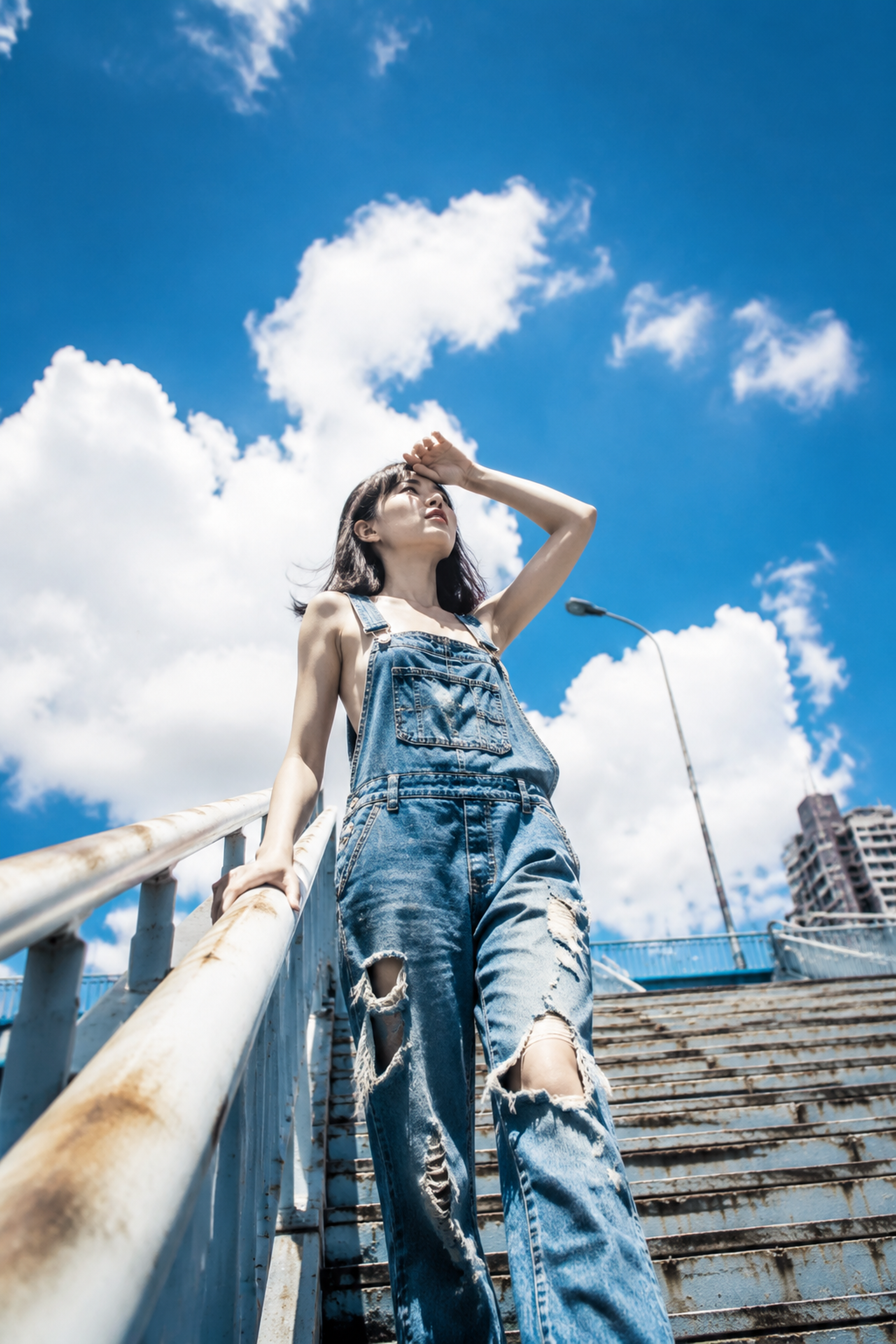 映画の宣伝ポスターに使われるようなフォトジェニックなスチール写真。真夏の歩道橋、