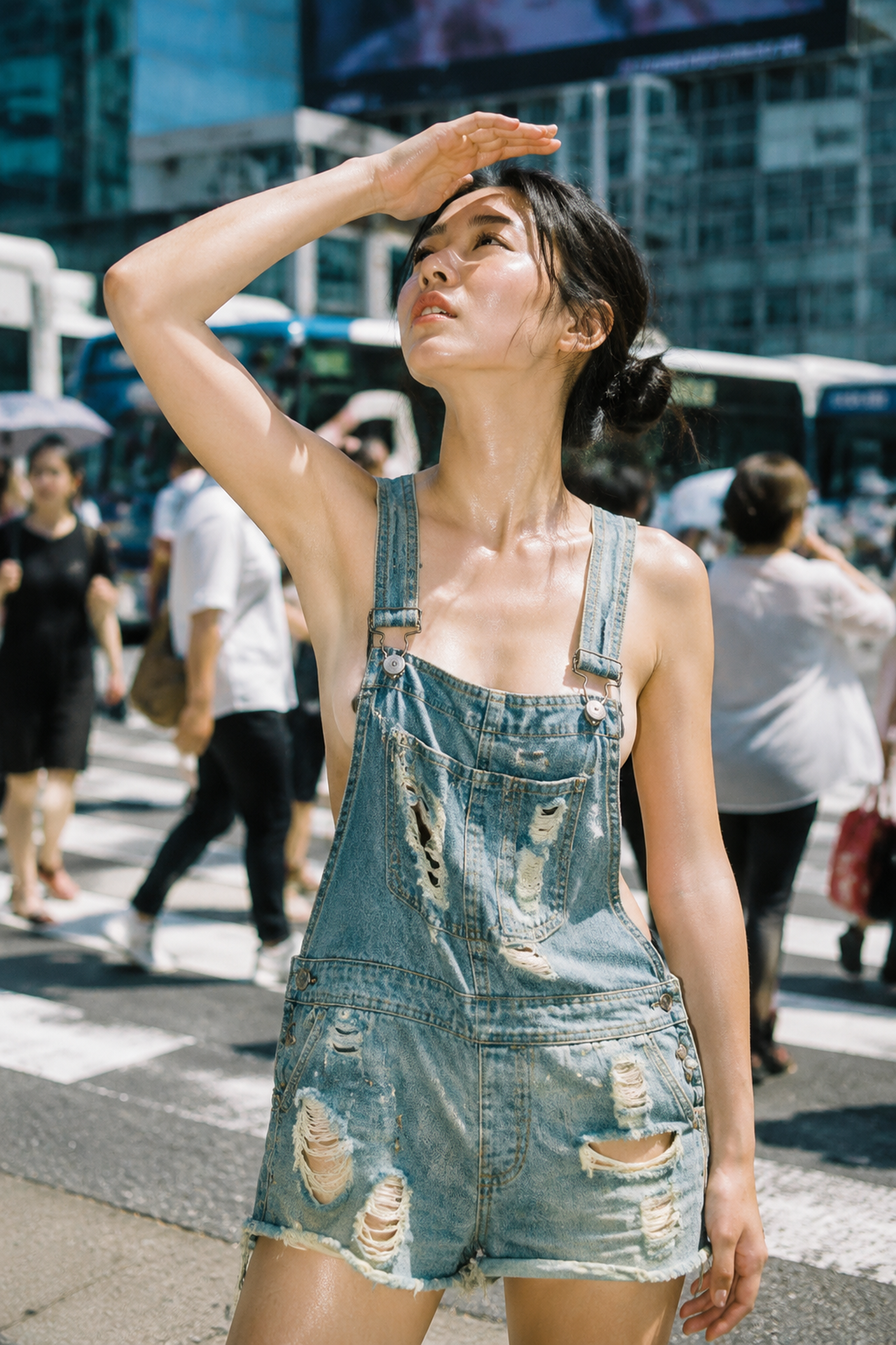 映画のワンシーンを宣伝用に切り取ったスチール写真。都会の真夏を描いたリアルなドキ